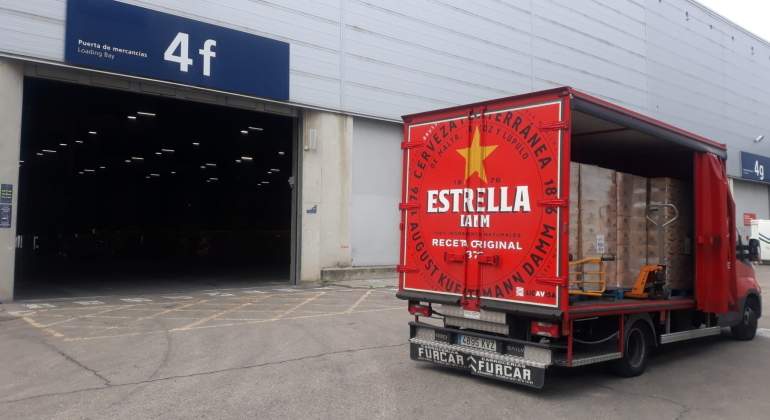 Un camin de Damm entrega agua mineral en el hospital de campaa de Ifema
