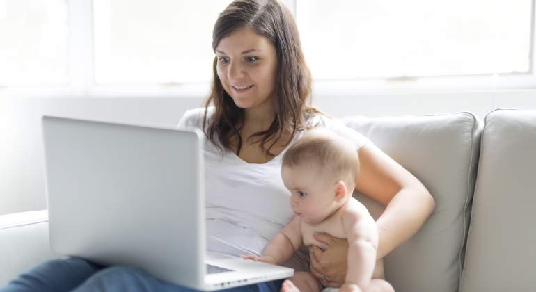 madre-bebe-sorpresa-ordenador-dreamstime.jpg