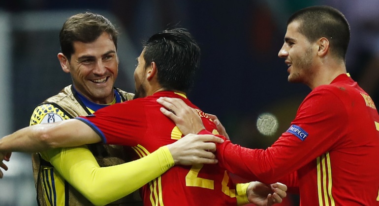 nolito-abrazo-casillas-gol-turquia-reuters.jpg