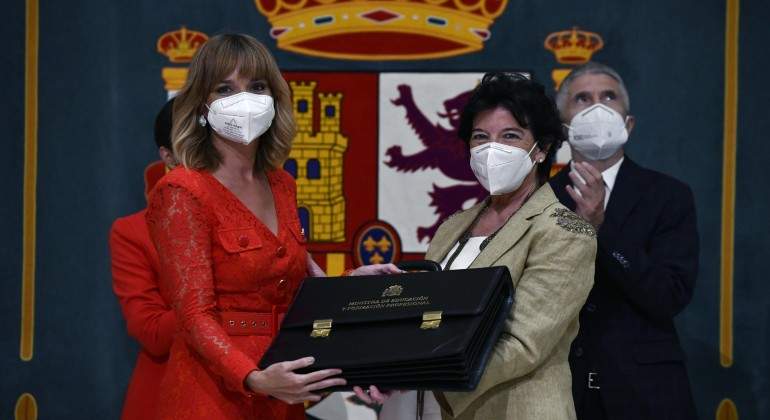 EFE-_-Pilar-Alegria-toma-la-cartera-de-Isabel-Celaa..jpg