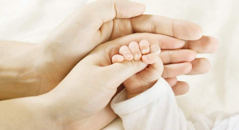 manos-padres-bebe-dreamstime.jpg