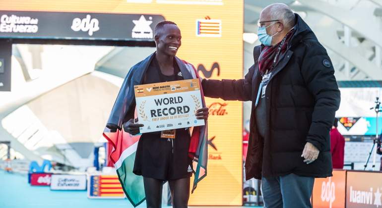El atleta Kibiwott Kandie es felicitado por Juan Roig tras batir el rcord del mundo en la media maratn de Valencia 2020