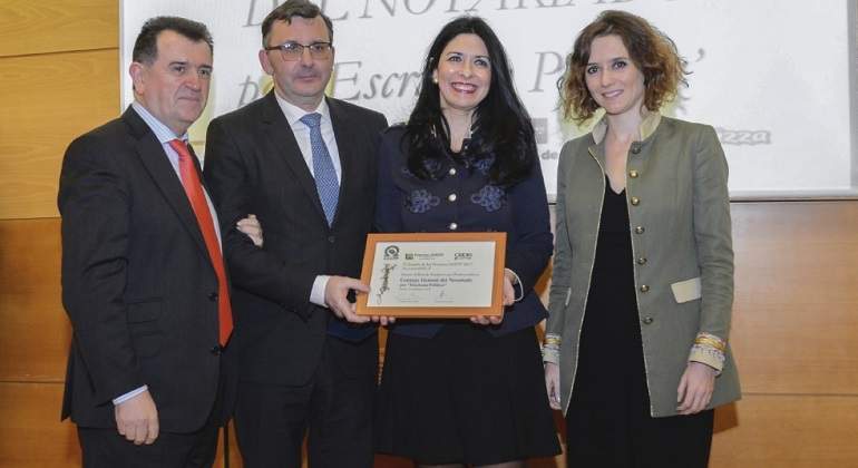 Foto-entrega-Premio-a-la-revista-Escritura-Publica..jpg