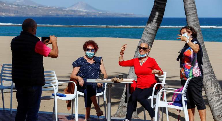 coronavirus-turistas-playa-reuters.jpg