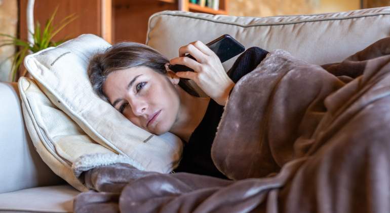 whatsapp-audio-sofa-dreamstime.jpg
