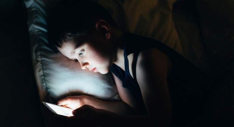 nino-movil-noche-cama-dreams.jpg