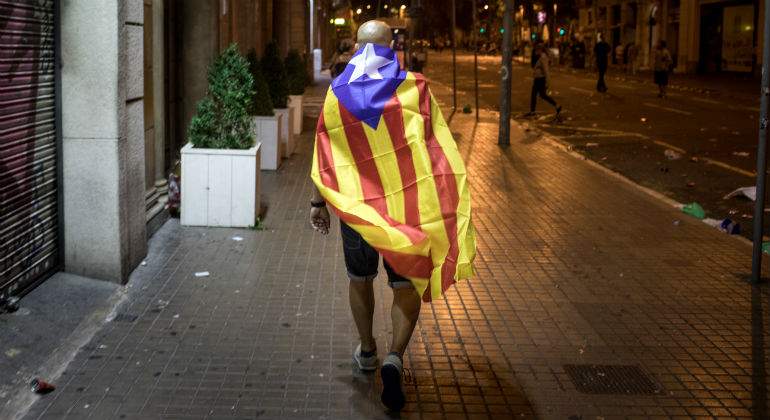 hombre-bandera-cataluna-camina-noche.jpg