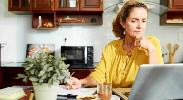 mujer-portatil-amadecasa-mirando-pension-dreasmtime.jpg