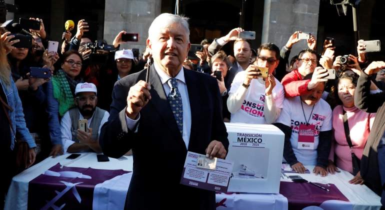 amlo-vota-consulta-naim-reuters.jpg