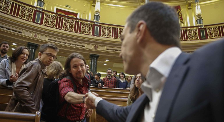 pablo-iglesias-pedro-sanchez-mano.jpg