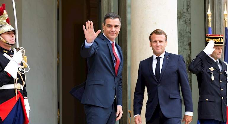 sanchez-macron-15jul20-efe.jpg