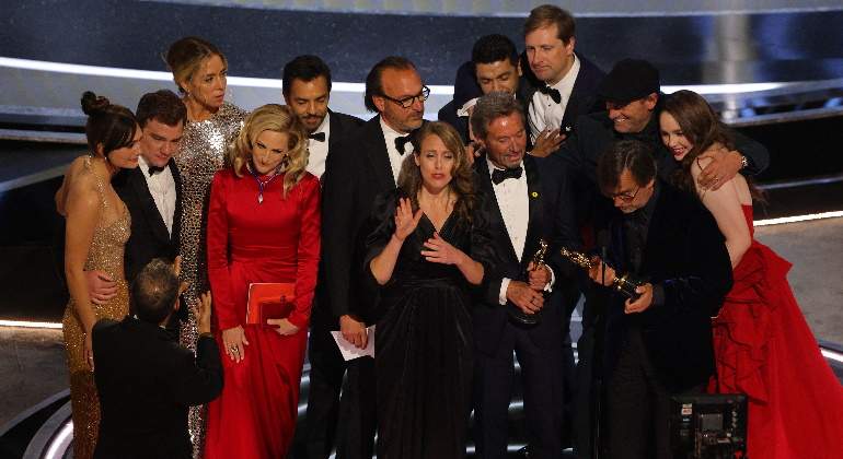 actores-actrices-CODA-philippe-rousselet-fabrice-gianfermi-patrick-wachsberger-recogiendo-oscar-mejor-pelicula-27marzo2022-reuters-770x420.jpg
