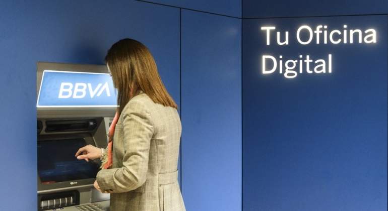 bbva-cajero-mujer-ep.jpg