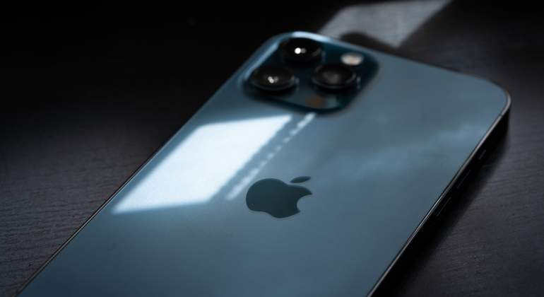 iphone-12-black-dreamstime.jpg