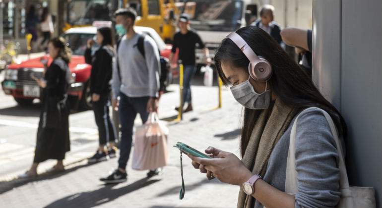 coronavirus-mujer-movil-china-getty.jpg