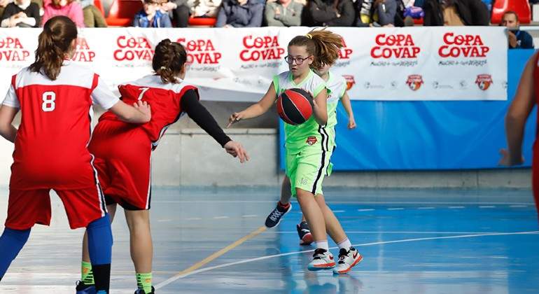Los-deportes-de-equipo-y-que-fomentan-la-cooperacion-ayudan-a-prevenir-el-ciberbullying.jpg