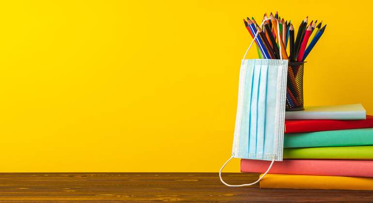 Mascarilla-junta-a-material-escolar-iStock.jpg