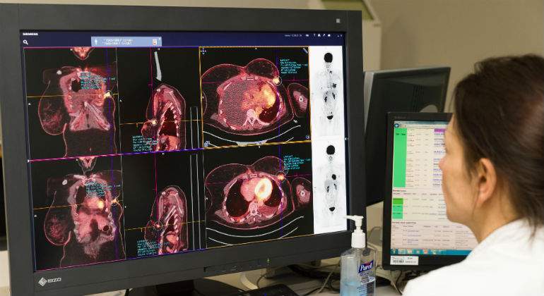 mama-cancer-medico-ordenador-alamy.jpg