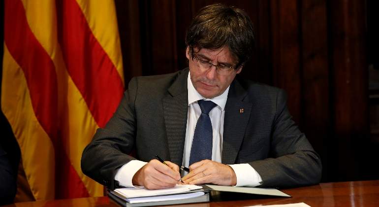 pugdemont-firma-referendum-1O-reuters.jpg