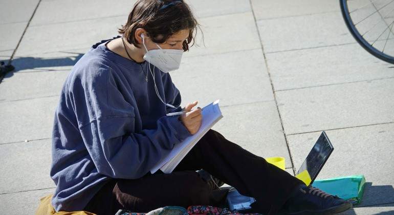 Estudiante-italiano-toma-clase-de-aprendizaje-a-distancia.jpg