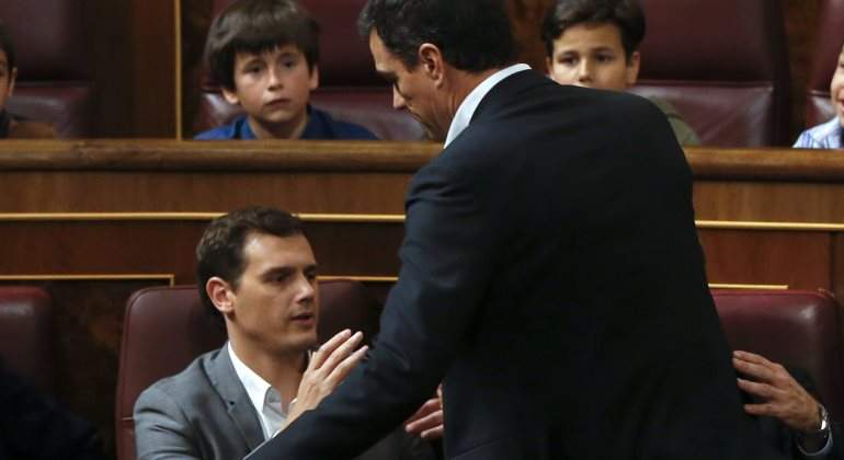 sanchez-rivera-abrazosinmiradas-efe.jpg