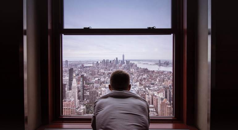 hombre-mira-ventana-rascacielos-pexels.jpg