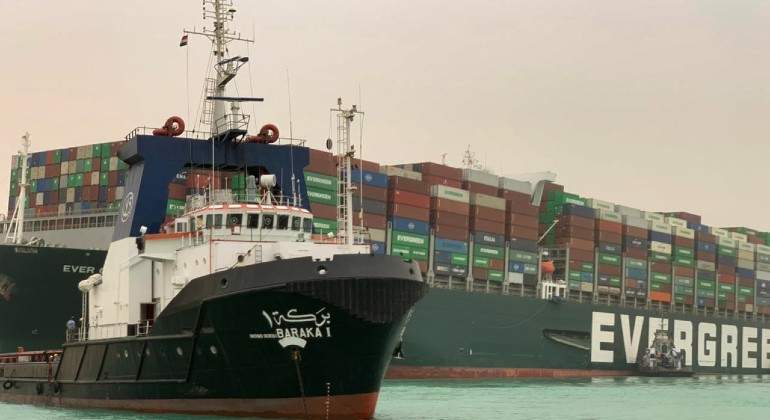 suez-canal-carguero-remolca-ep.jpg