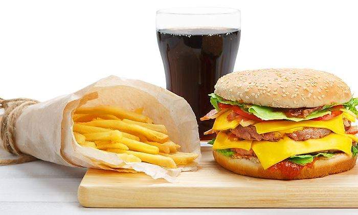 comida-rapida-hamburguesa-patatas-cola-770.jpg