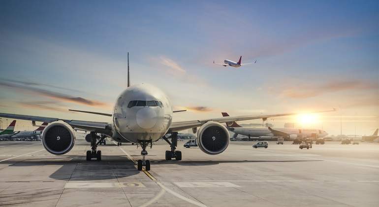 Gran-avion-en-un-aeropuerto-iStock.jpg