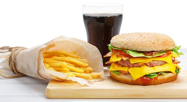comida-rapida-hamburguesa-patatas-cola-770.jpg