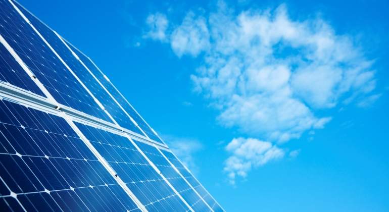 Placa solar y cielo azul