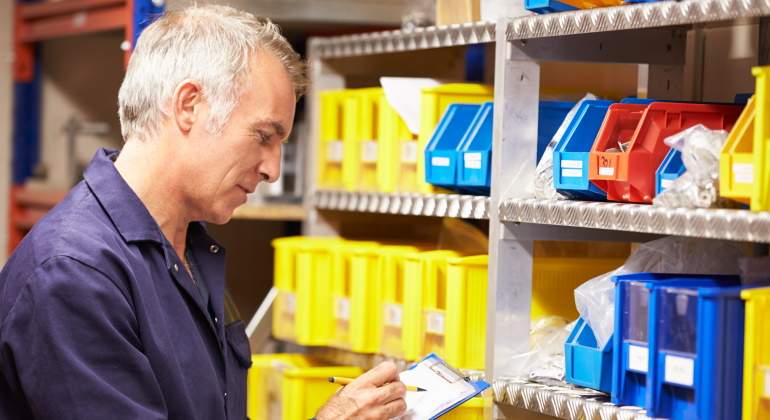 trabajador-revisa-stock-tienda-dreamstime.jpg