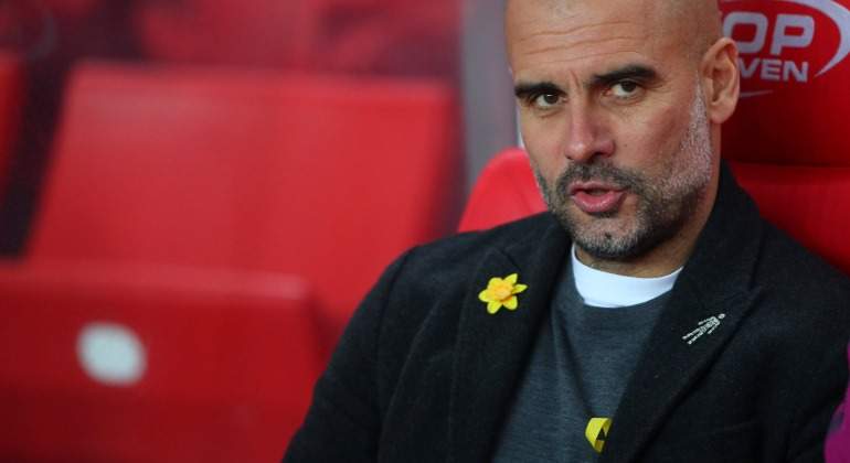 Guardiola-serio-lazo-amarillo-chaqueta-Stoke-2018-Reuters.jpg