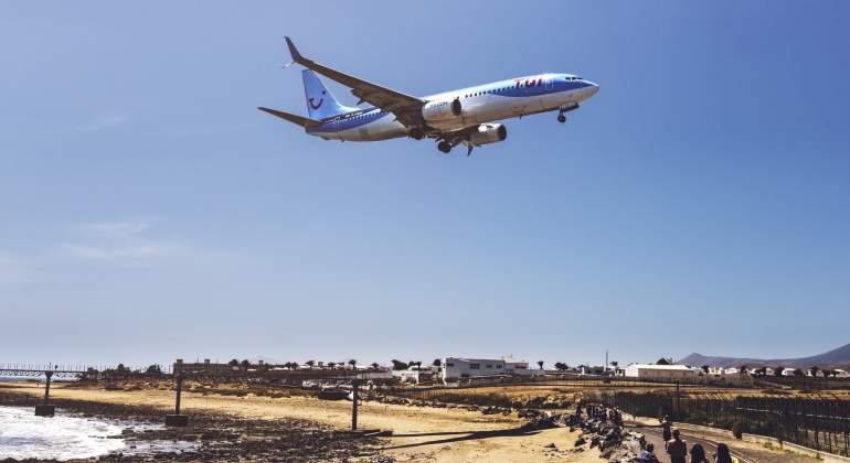 Un avin de TUI en vuelo