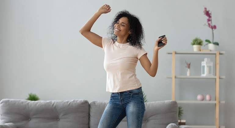 Una-mujer-escuchando-musica-iStock.jpg