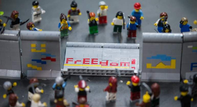 lego-muroberlin-reuters.jpg