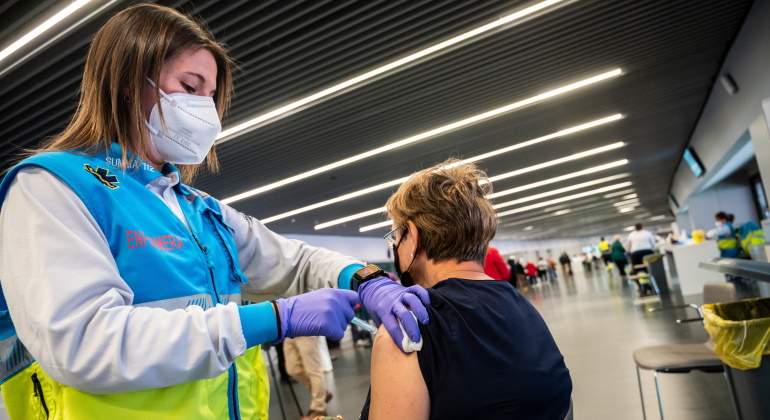 sanitaria-vacuna-persona-wanda-metropolitano-getty.jpg