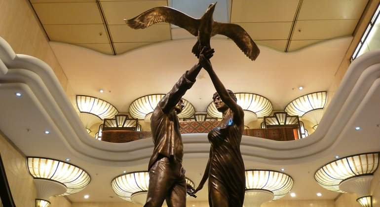 lady-di-dodi-escultura-harrods-dreamstime.jpg