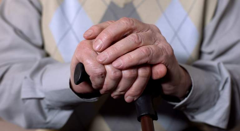 manos-anciano-baston-dreamstime.jpg