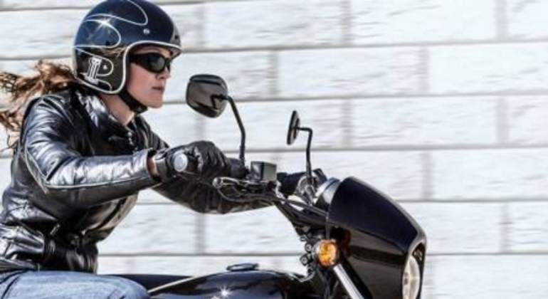 mujer-moto-harley.jpg