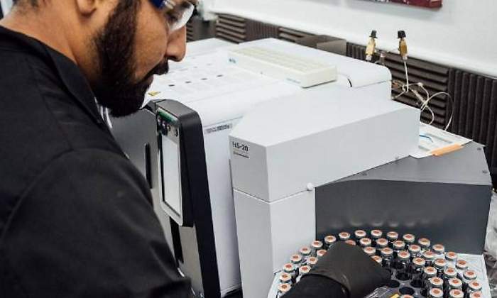 Un hombre trabaja en un laboratorio