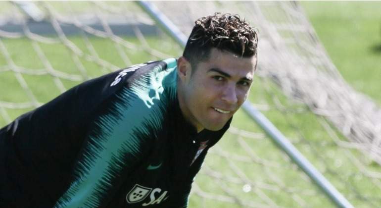 CR7-mirada-prensa-entreno-portugal-efe.jpg