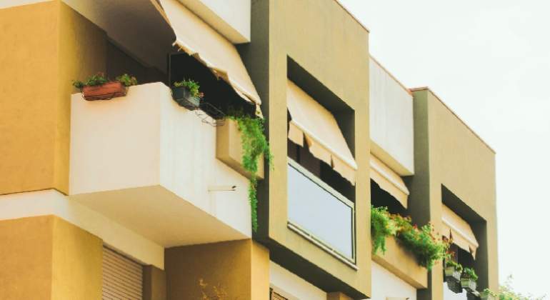casa-vivienda-balcon-toldo-urbanitae.jpg