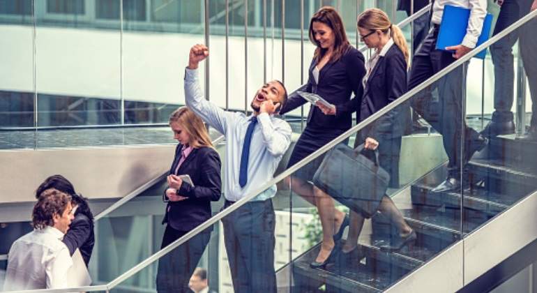 trabajador-feliz-escaleras-getty.jpg