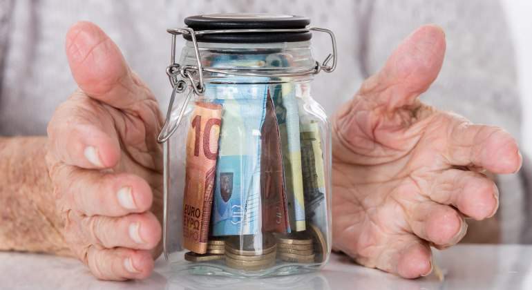 jubilado-tarro-cristal-dinero-dreamstime.jpg