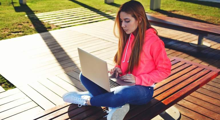 estudiante-erasmus-portatil-dreamstime.jpg