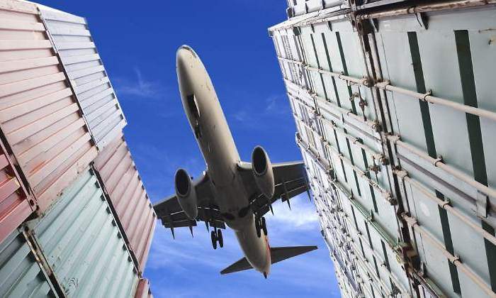 avion-mercancias-transporte-contenedores-770.jpg
