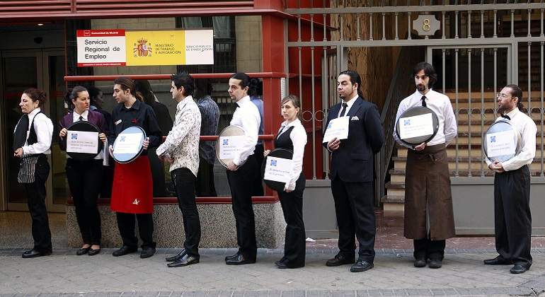 770-x-420-Jovenes-en-la-cola-del-paro-Reuters.jpg