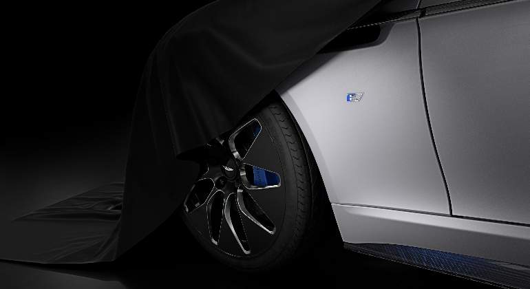 aston-martin-rapide-e-rueda.jpg