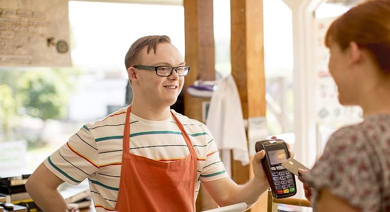 770-x-420-Persona-con-discapacidad-en-su-puesto-de-trabajo-Istock.jpg